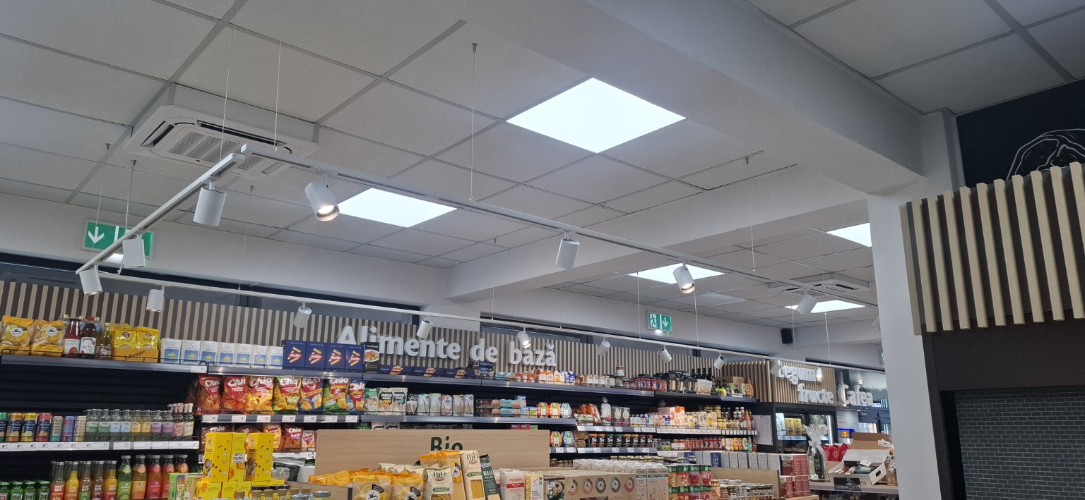 Iluminat realizat într-un spațiu comercial